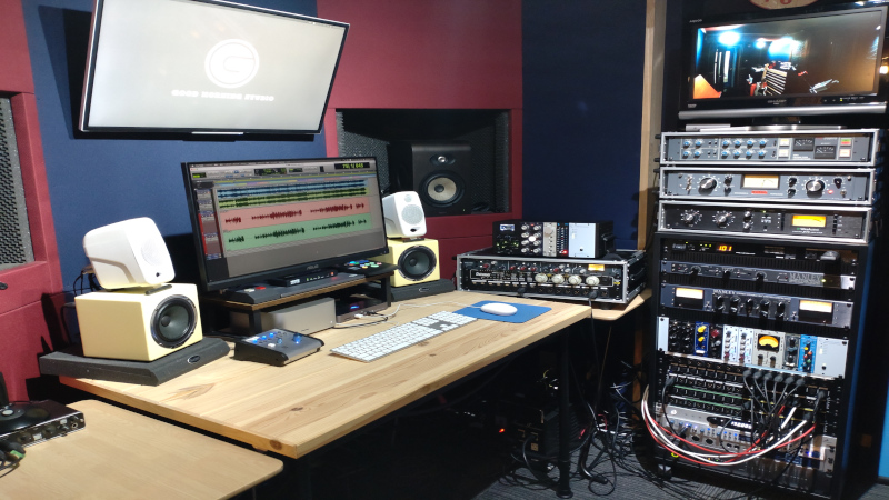 音楽編集ソフトが映し出されているモニターとスピーカーのあるGoodMorningStudioのスタジオ風景